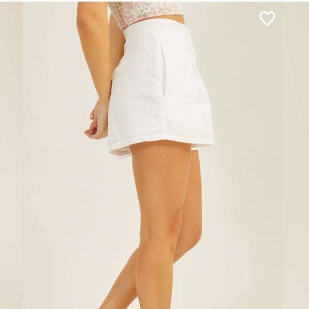 NEW WITH TAGS Altar’d State Katie Eyelet Trouser Shorts White Small - Picture 5 of 8